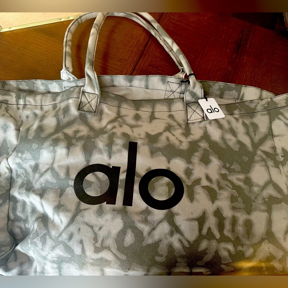 Alo yoga tote with tags